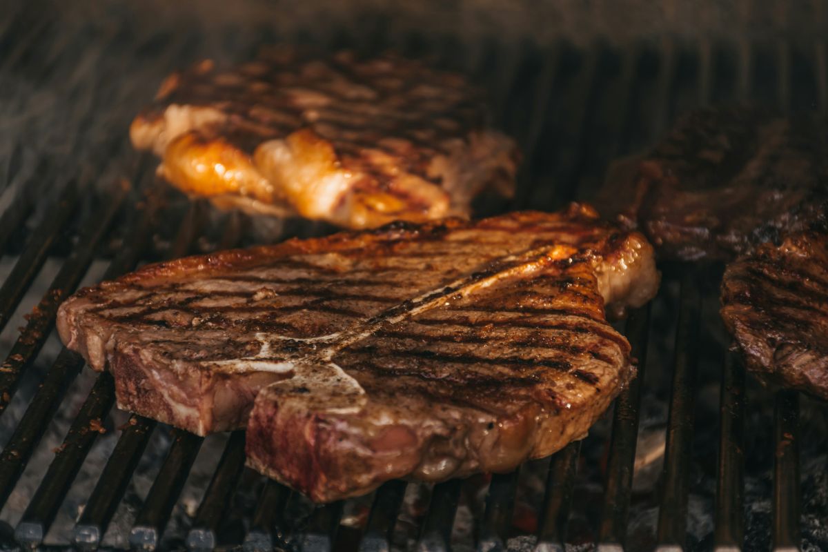 Corte de carne cocinado a las brasas. Foto de Pexels.