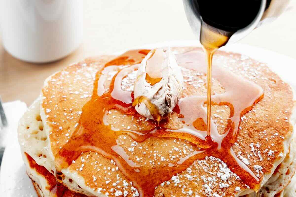 Miel de maple para hidratar hotcakes. Foto de Pexels.