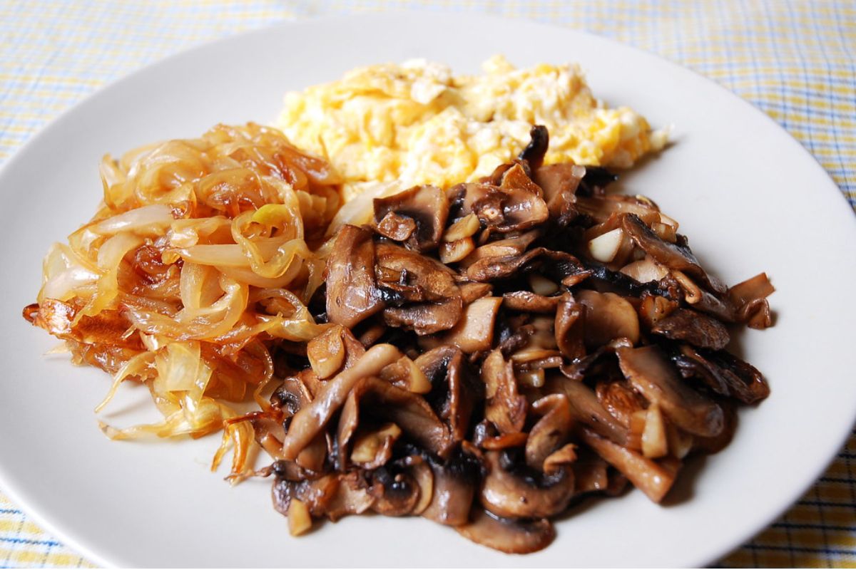 Cebolla y champiñones caramelizados. Foto de Pexels.