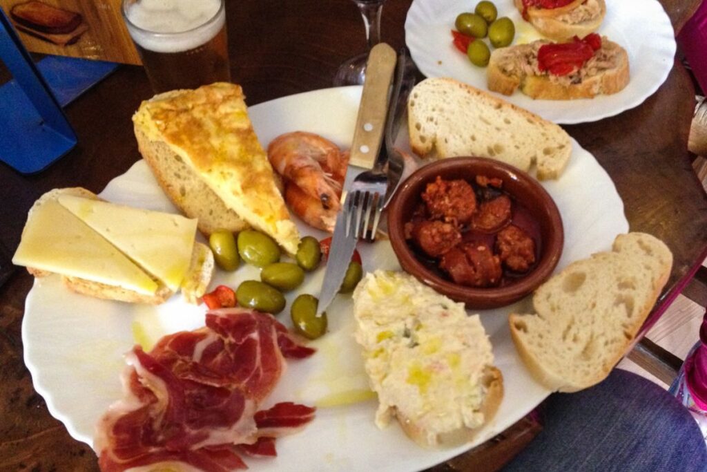 Las tapas son un aperitivo popular para acompañar cervezas, vino u otros destilados.