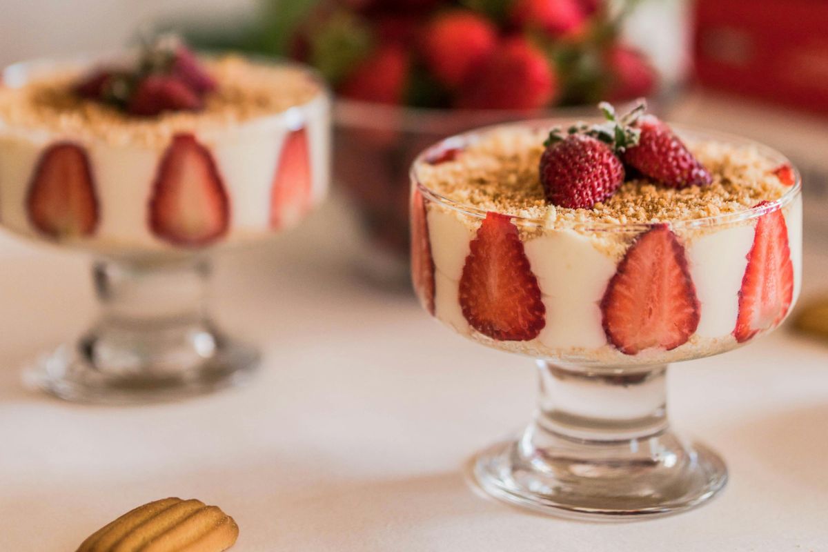 Tarta rellena de fresas. Foto de Pexels.