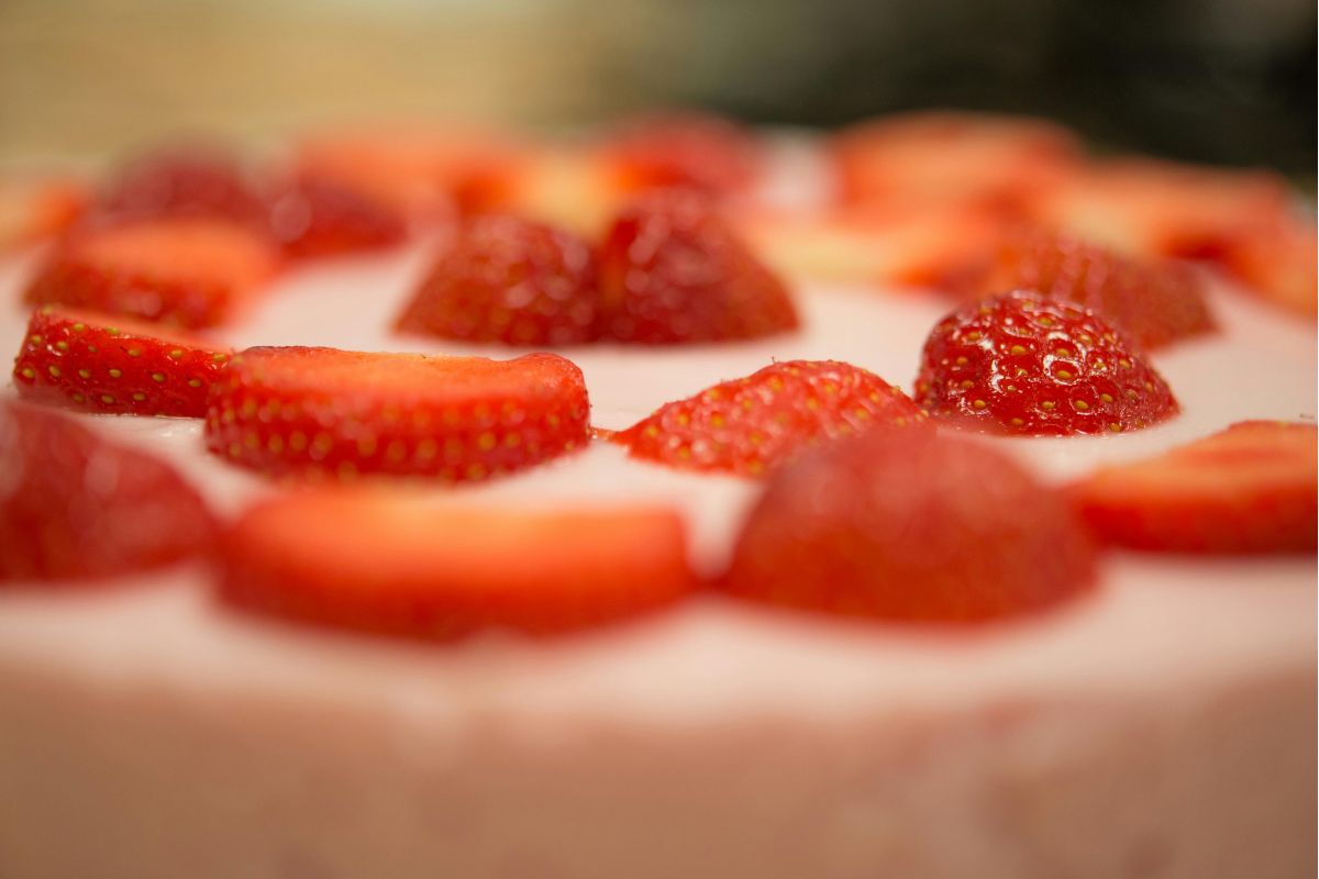 Tarta decorada con fresas frescas. Foto de Pexels.