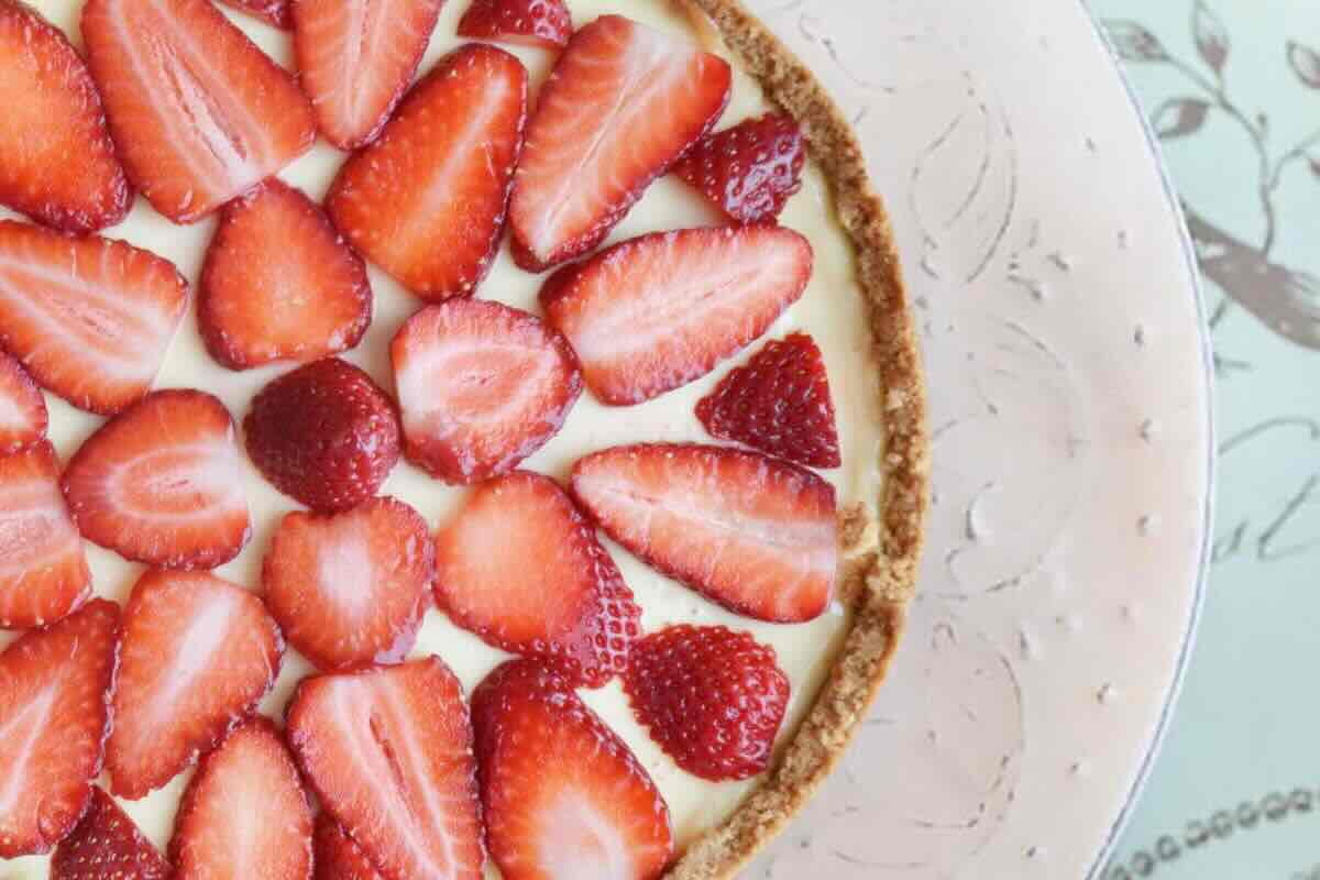 Tarta rellena de fresas. Foto de Pexels.