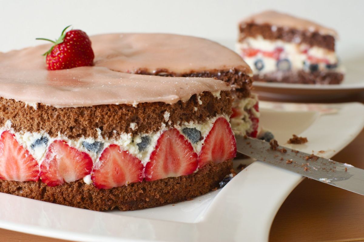 Tarta rellena de fresas. Foto de Pexels.