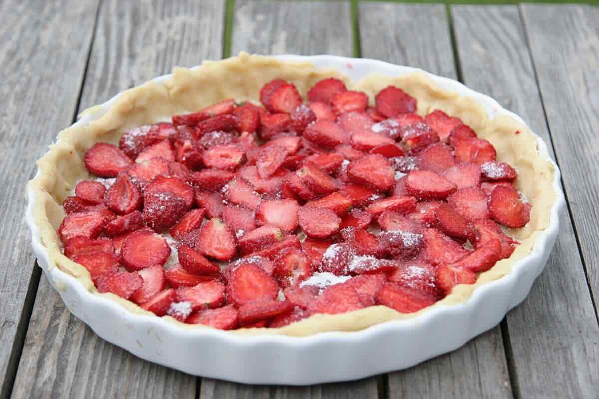 Tarta rellena de fresas. Foto de Pexels.