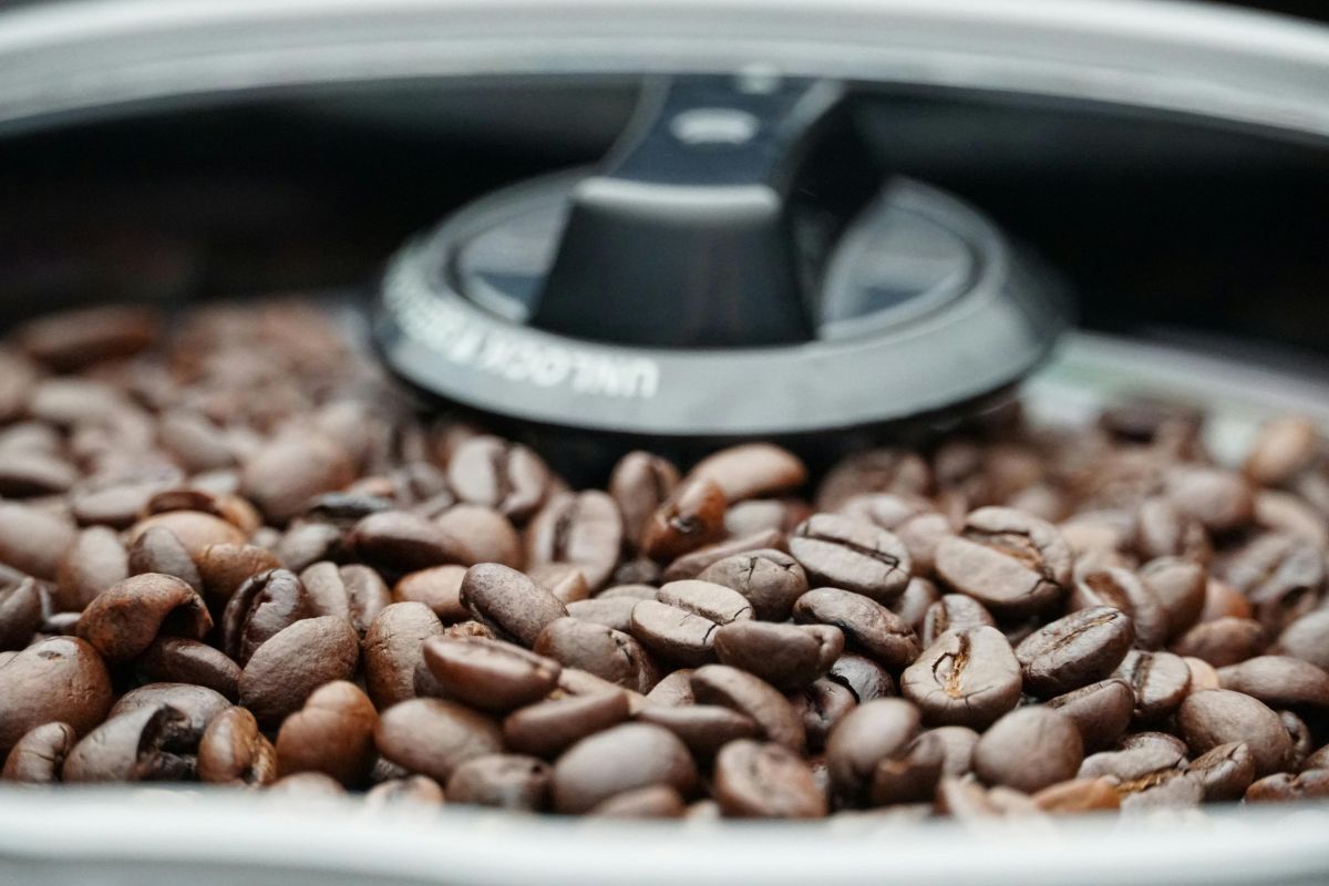 Granos de café enteros. Foto de Pexels.