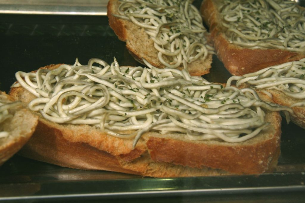 Las angulas son un producto de la cocina de mar popular en España.