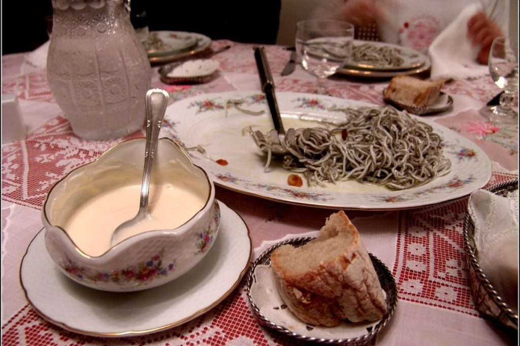 Las angulas son un producto de la cocina de mar popular en España.
