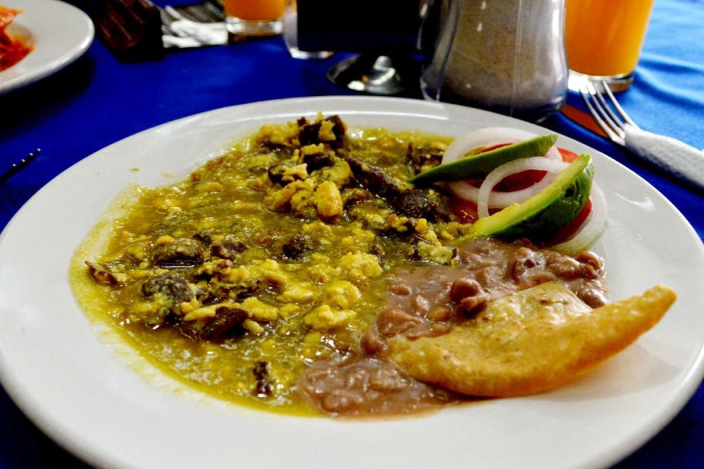 El aporreado es un platillo de carne que comparten en Guerrero y Michoacán.