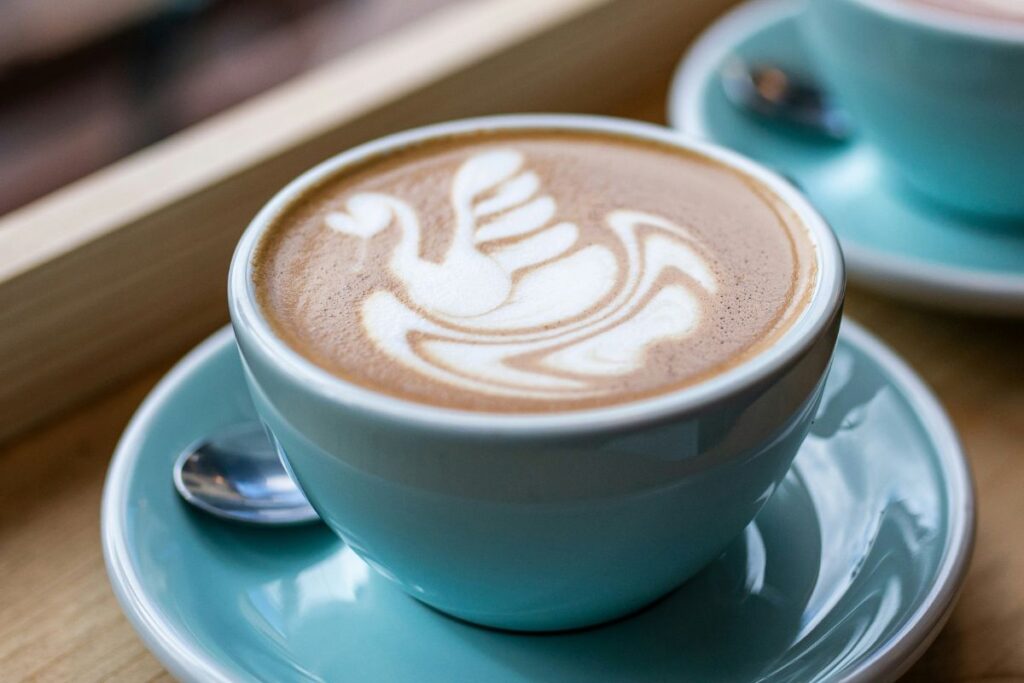 El arte latte es una tendencia popular dentro del universo de las cafeterías.