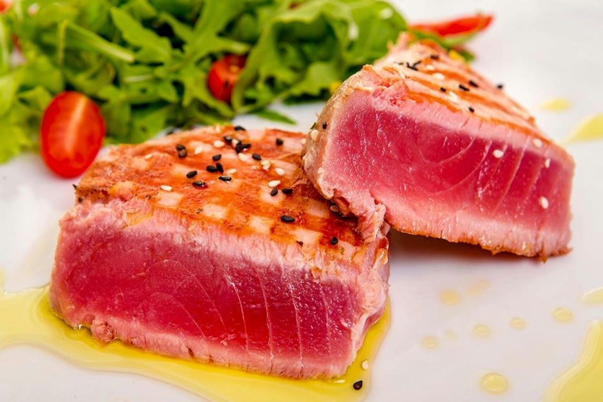 Filete de atún salado. Foto de Pexels.