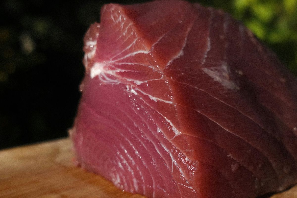 Pieza de atún fresco. Foto de Pexels.