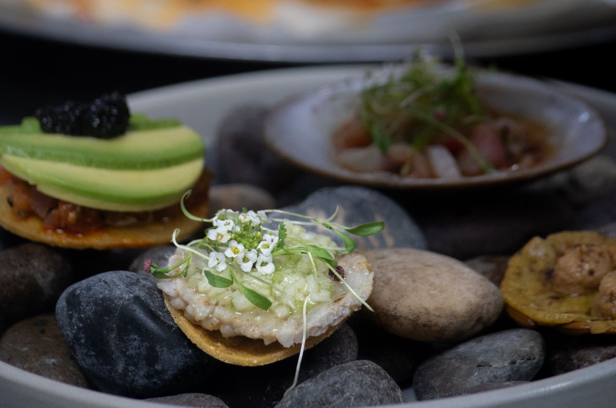 Tostada de mantarraya y oblea de pepita de calabaza del chef Evia + tostada de atún y almeja chocolata del chef Salgado, foto proporcionada por el hotel