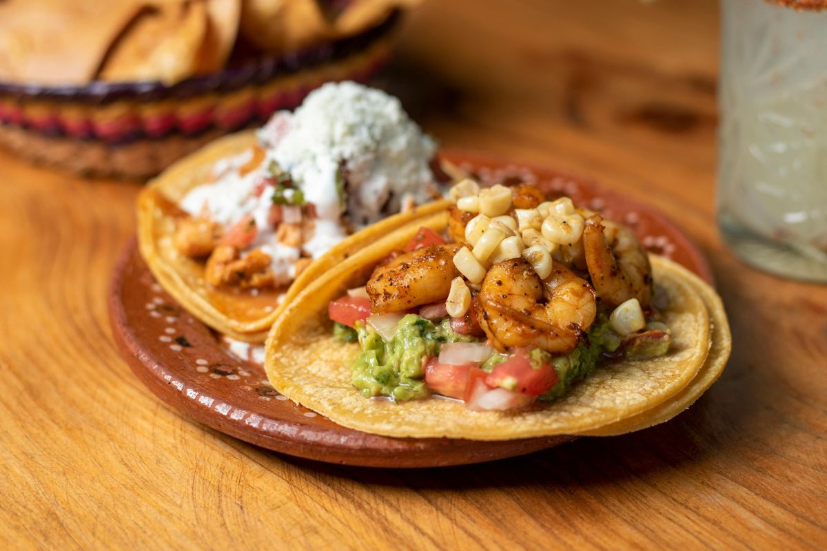 Tacos de camarón asado. Foto de Pexels.