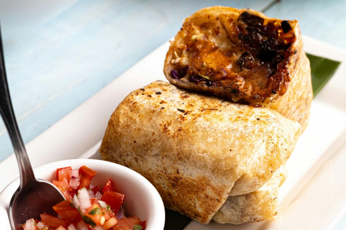 Burrito gigante con pico de gallo. Foto de Pexels.