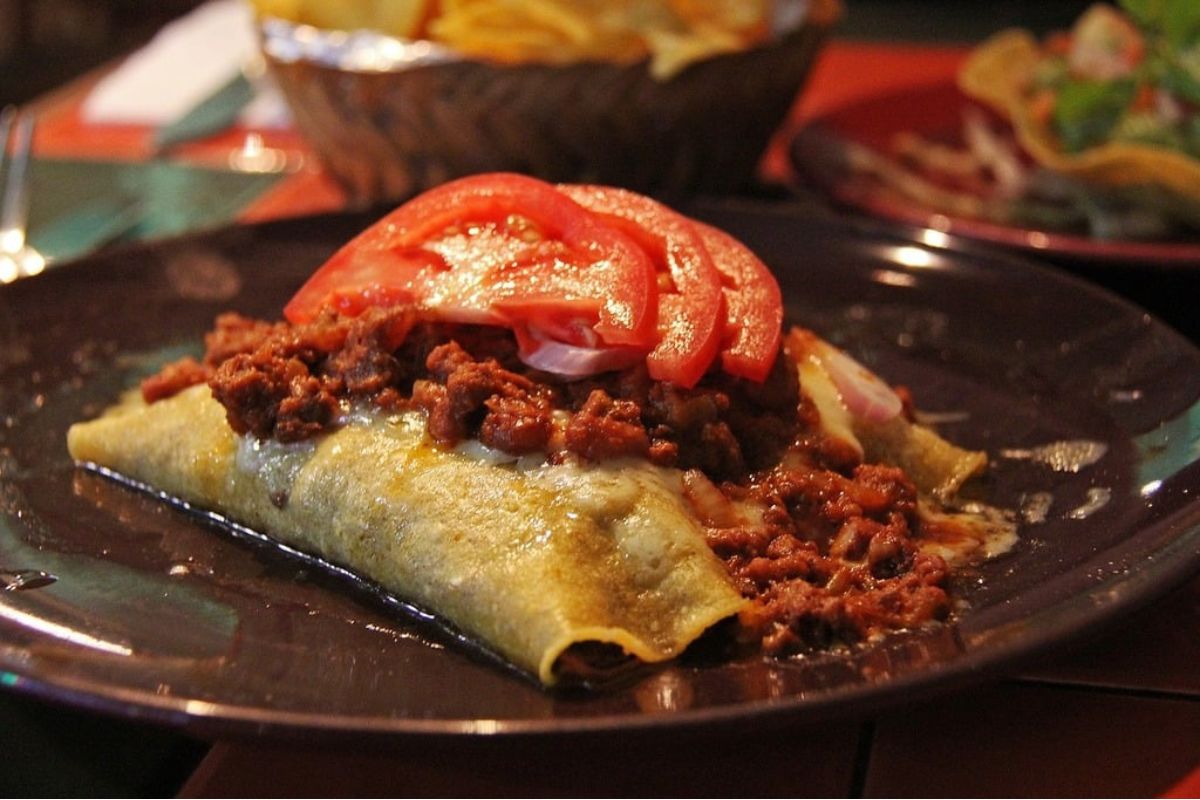 Enchiladas con carne y jitomate fresco. Foto de Pexels.