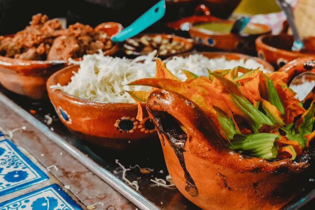 Guisados cocinados en olla de barro. Foto de Pexels.