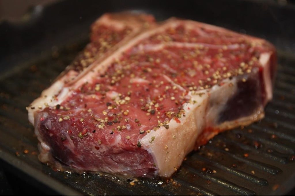 Los cortes de carne con hueso son favoritos en la cocina mexicana e internacional.
