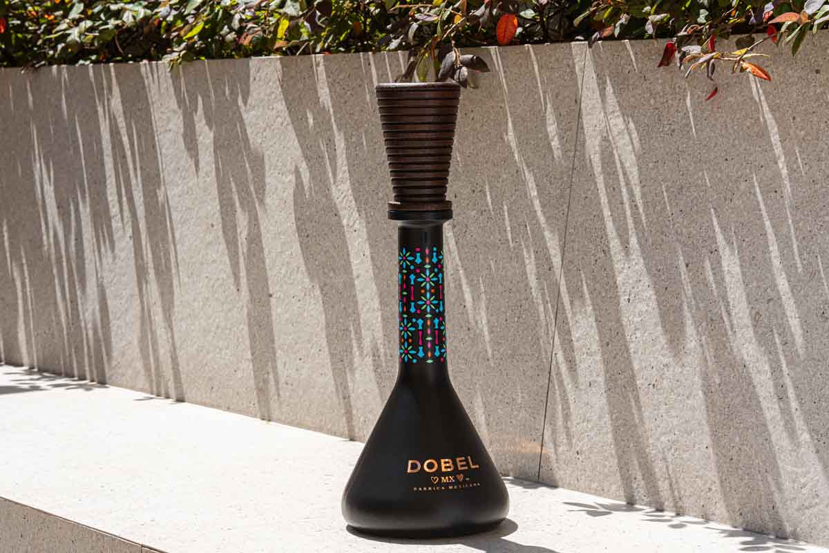 Maestro Dobel presenta Dobel MX, el primer tequila añejado en barricas de roble mexicano, un tributo a la innovación y la cultura.