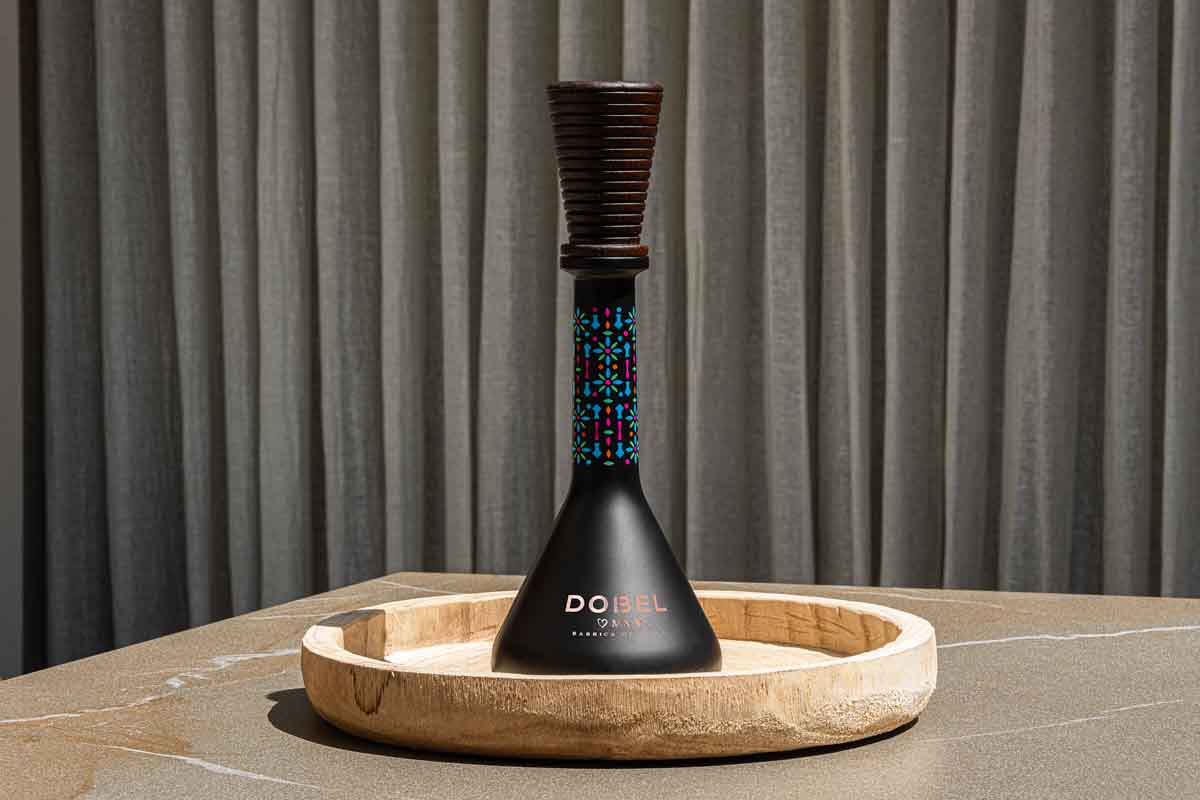 Maestro Dobel presenta Dobel MX, el primer tequila añejado en barricas de roble mexicano, un tributo a la innovación y la cultura.