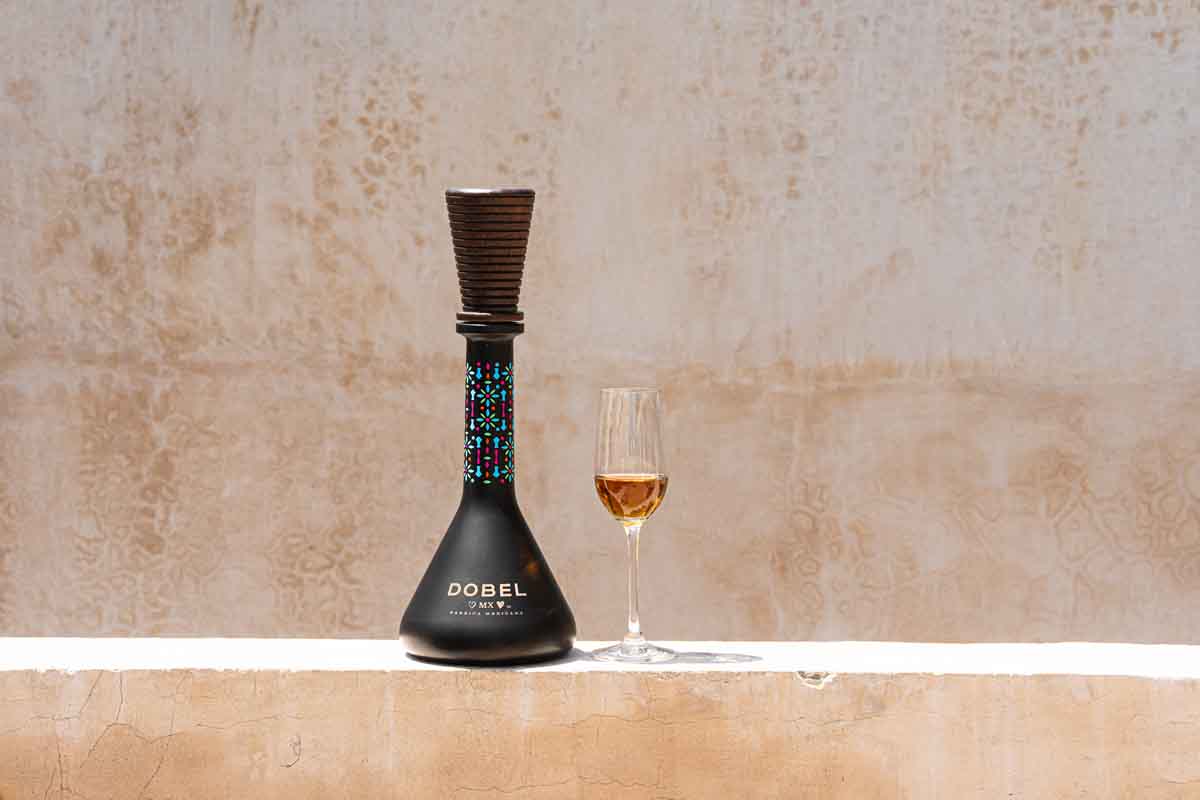 Maestro Dobel presenta Dobel MX, el primer tequila añejado en barricas de roble mexicano, un tributo a la innovación y la cultura.
