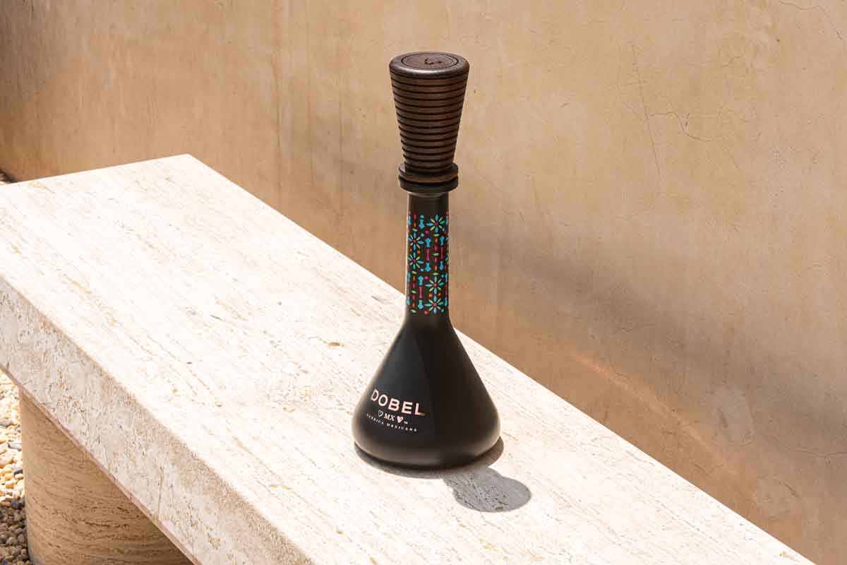 Maestro Dobel presenta Dobel MX, el primer tequila añejado en barricas de roble mexicano, un tributo a la innovación y la cultura.