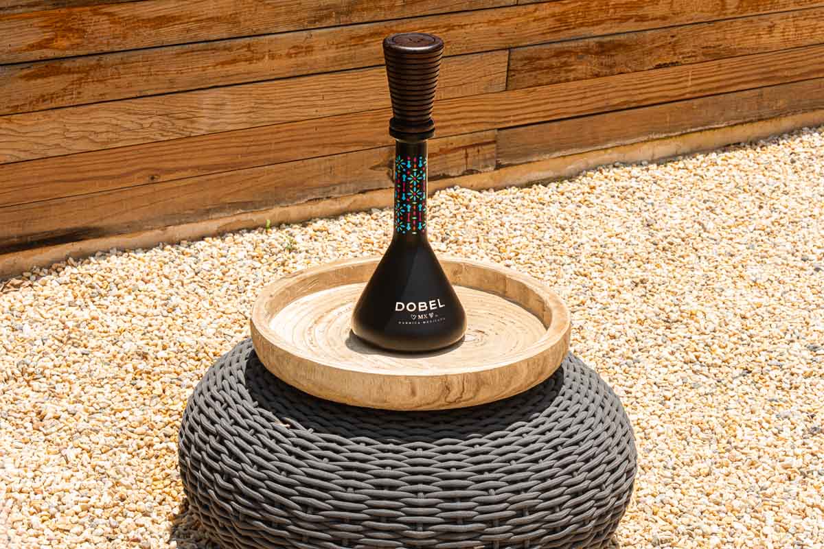 Maestro Dobel presenta Dobel MX, el primer tequila añejado en barricas de roble mexicano, un tributo a la innovación y la cultura.