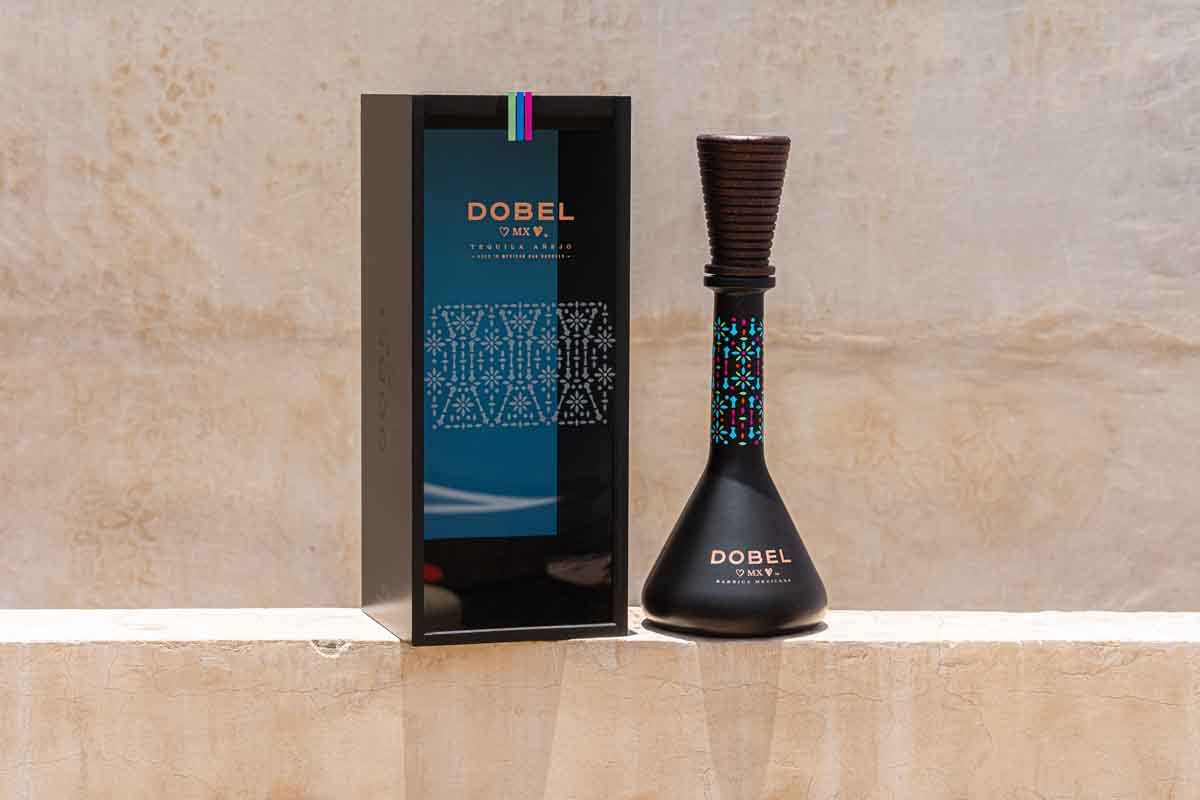 Maestro Dobel presenta Dobel MX, el primer tequila añejado en barricas de roble mexicano, un tributo a la innovación y la cultura.