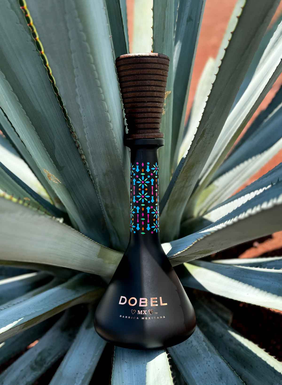 Maestro Dobel presenta Dobel MX, el primer tequila añejado en barricas de roble mexicano, un tributo a la innovación y la cultura.