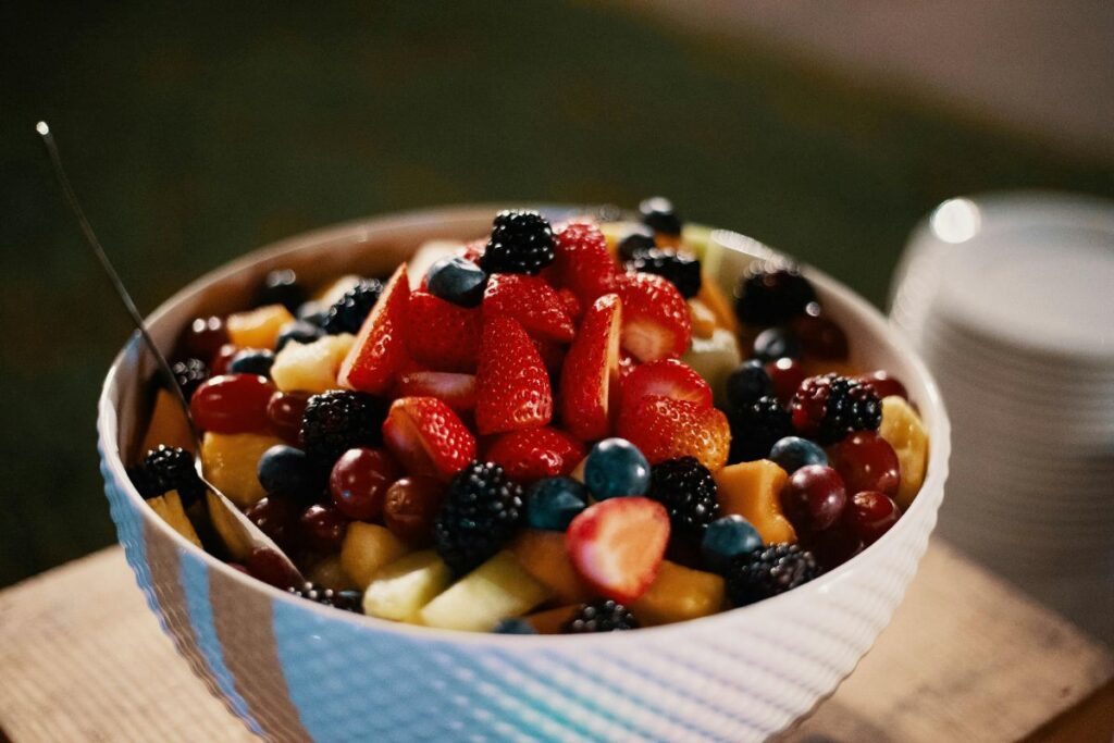 Las ensaladas de fruta son una botana saludable para refrescarse en el verano.