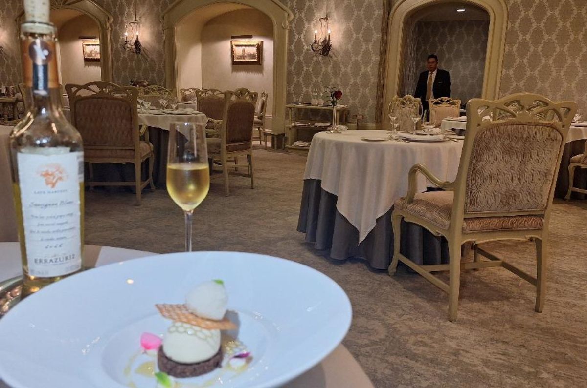 Panna cotta de miel, lavanda, flores comestibles y compota de bayas con Late Harvest Sauvignon Blanc de bodega Errazuriz, foto de Miriam Carmo