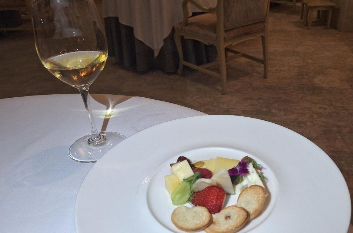 Selección de quesos, chutney de frutas casero, frutos secos y papas fritas de masa fermentada con Riesling Marcel Hugg, foto de Miriam Carmo