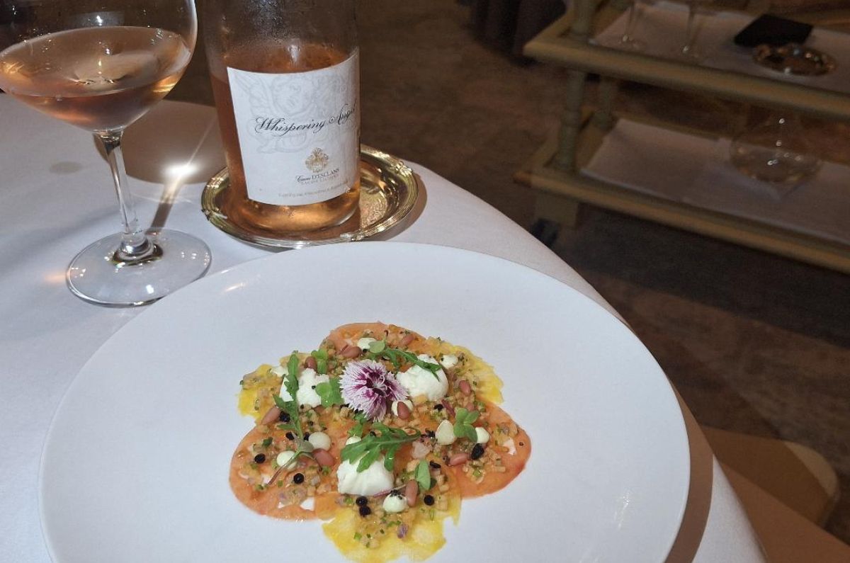 Rodajas finas de tomate heirloom, reducción de balsámico envejecido, aceite de oliva extra virgen, parmesano rallado y albahaca con vino rosado Whispering Angel, foto de Miriam Carmo
