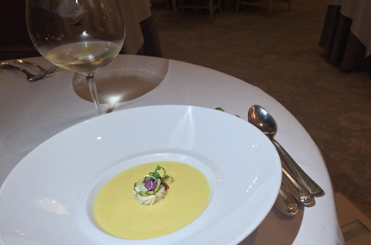 Sopa de calabacín amarillo, timbal de cangrejo real, láminas de trufa negra y aceite de eneldo con Chablis Louis Jadot, foto de Miriam Carmo