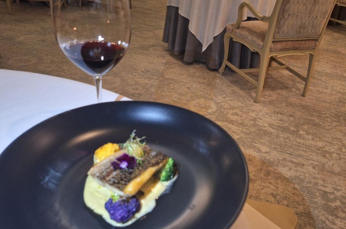 Lubina sobre puré de hinojo, verduras salteadas y beurre blanc de cítricos con Côtes-du-Rhône, foto de Miriam Carmo