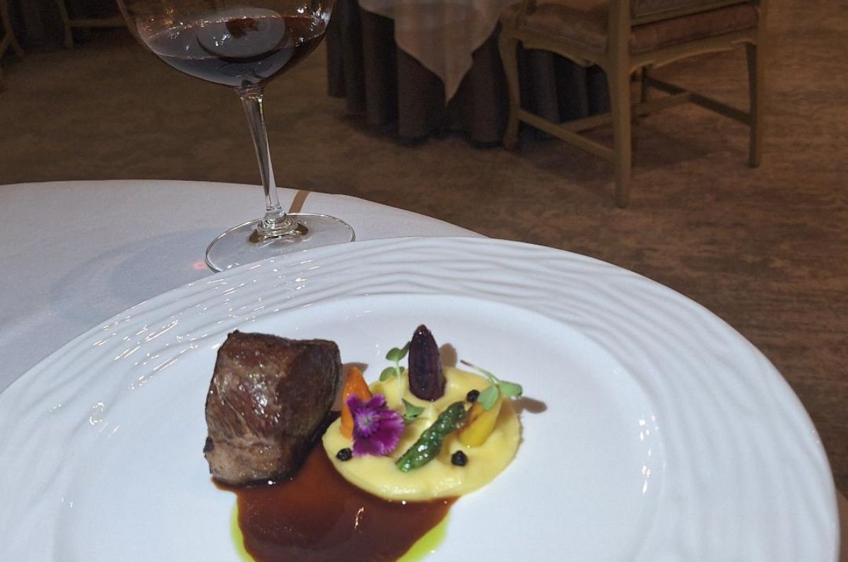 Solomillo de cordero, zanahorias tiernas asadas, puré de chirívia y salsa de ajo negro con Kerubiel de Adobe Guadalupe, foto de Miriam Carmo
