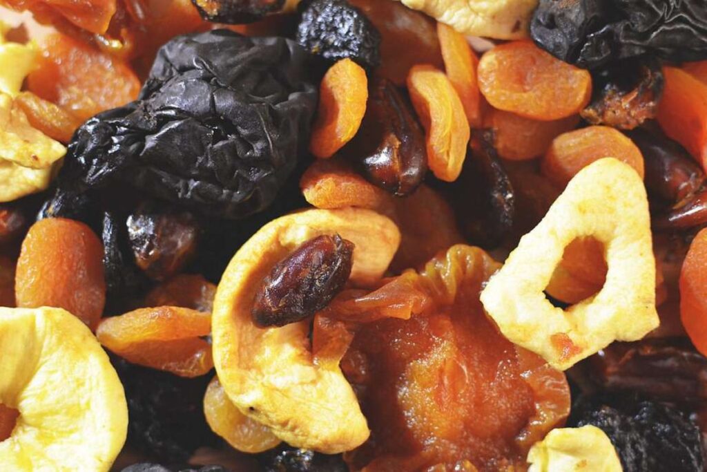 Las frutas deshidratadas son una opción de botana o aperitivo popular alrededor del mudno.