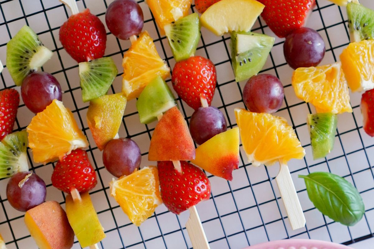 Brochetas de fruta. Foto de Pexels.