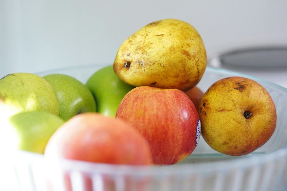 Peras y manzanas para compartir al centro. Foto de Pexels.