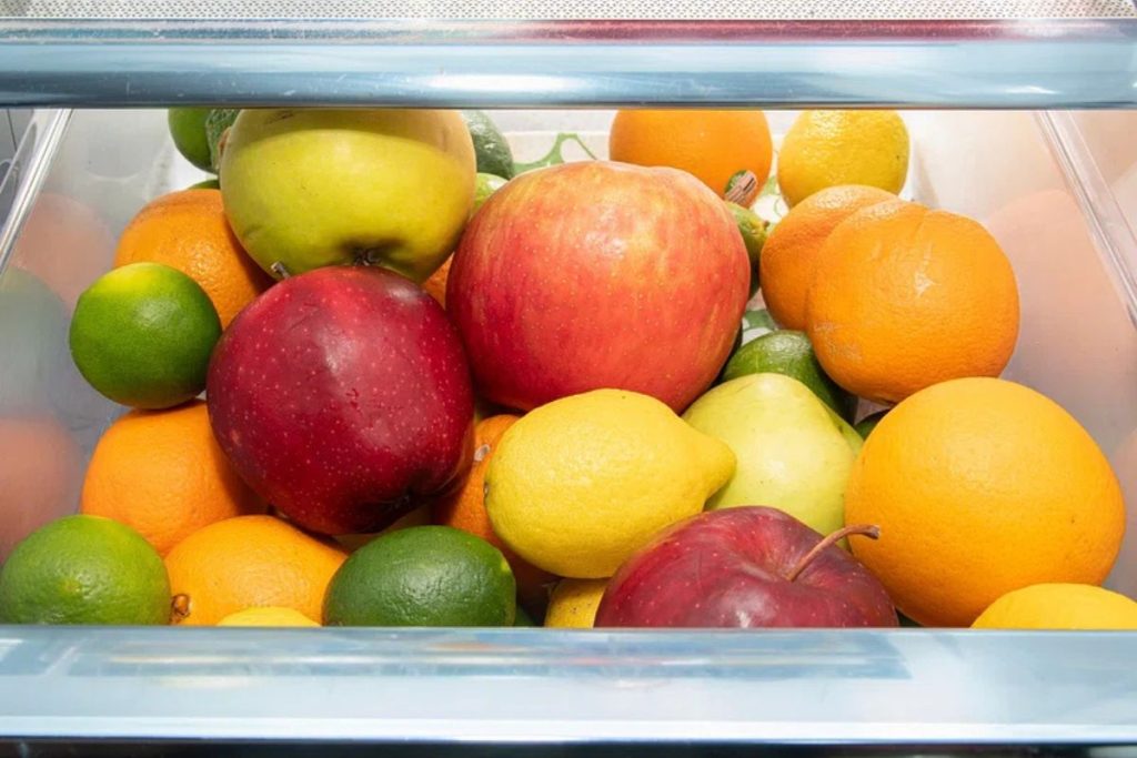 El refrigerador es un electrodoméstico básico en la cocina.