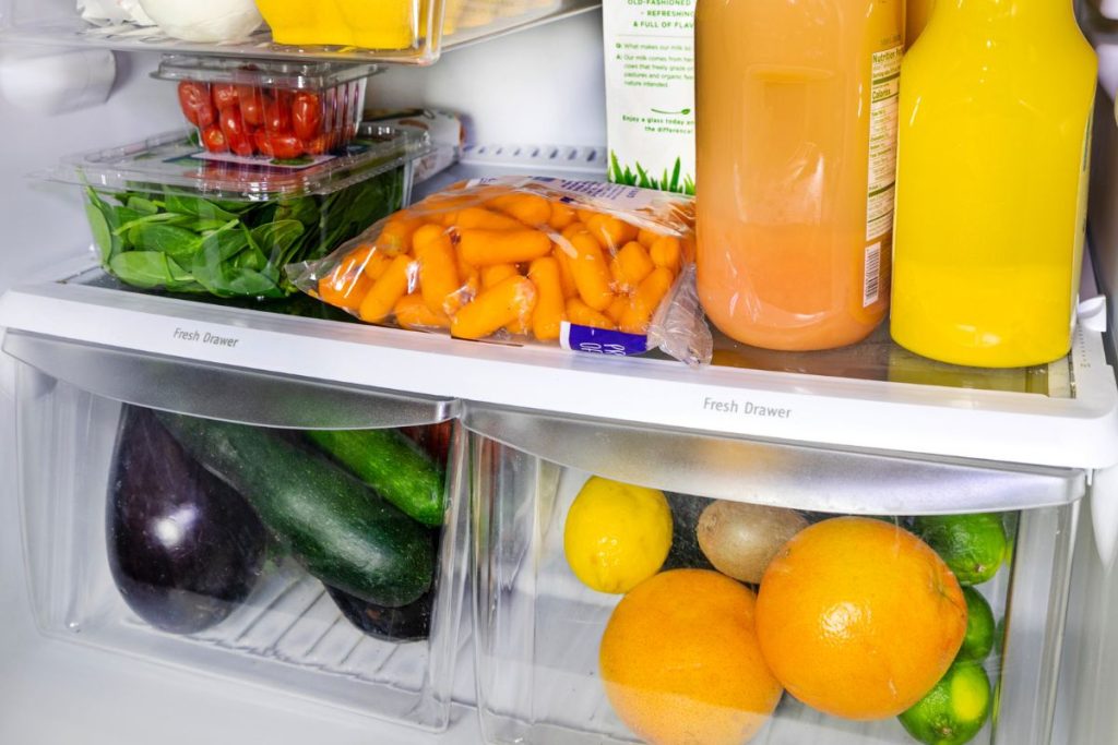 El refrigerador es un electrodoméstico básico en la cocina.
