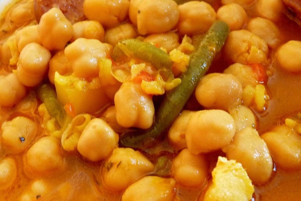 Los garbanzos en amarillo son un guisado tradicional mexicano.