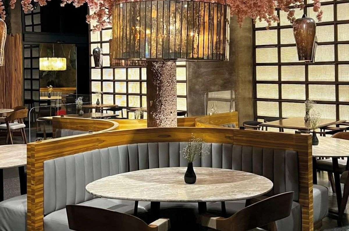 Ambiente y decoración en KAI Cancún, foto tomada de sus redes sociales