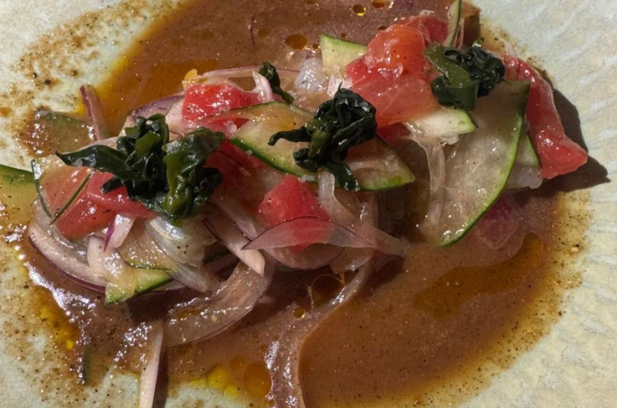 Aguachile de camarón con sandía rostizada, cebolla morada, pepino y un toque de habanero, foto de Miriam Carmo