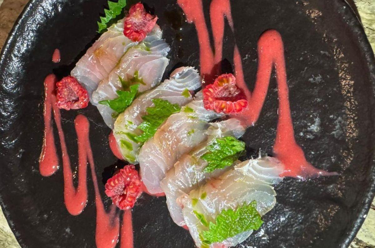 Sashimi corte fino de huachinango con salsa de frambuesa y anguila, foto de Miriam Carmo