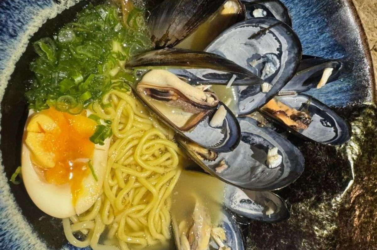 Ramen con fondo de pescado y pollo, fideos de trigo, mejillones y salsa de pescado, foto de Miriam Carmo