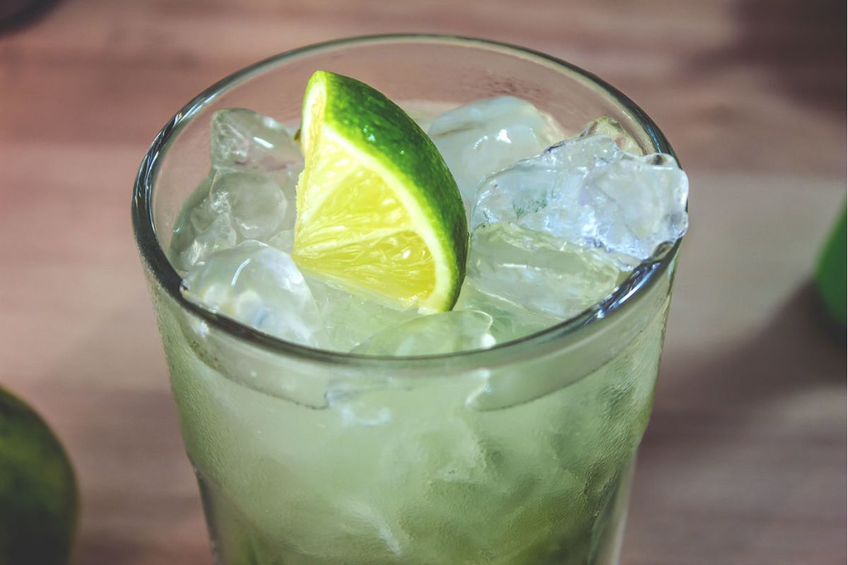 Coctel brasileño con cachaça. Foto de Pexels.