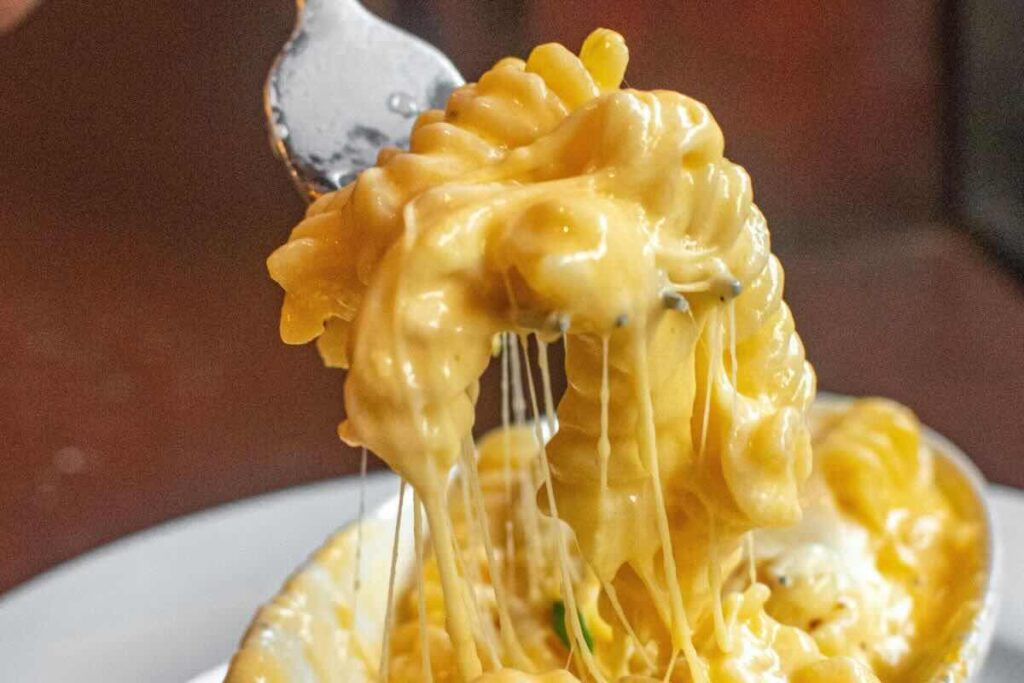 El mac and cheese es un platillo que se disfruta como guarnición para acompañar un asado estadounidense.