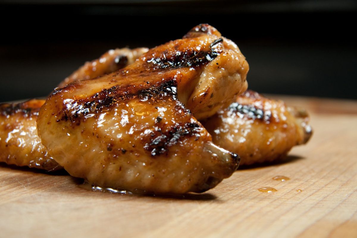 Alitas barnizadas con miel. Foto de Pexels.