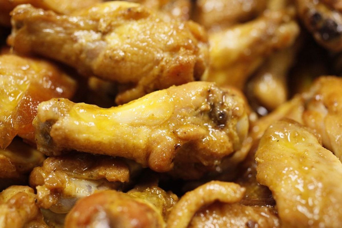 Alitas barnizadas con miel. Foto de Pexels.